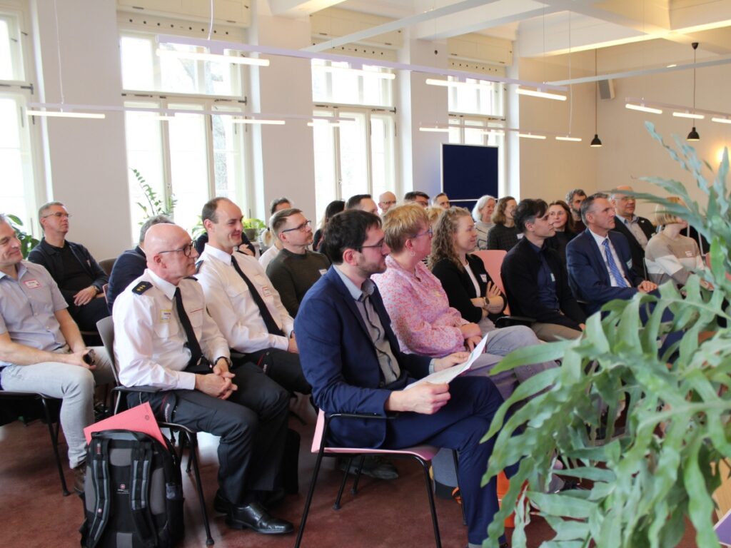 trial kickoff 01: aufmerksame Zuhörer in der Veranstaltung