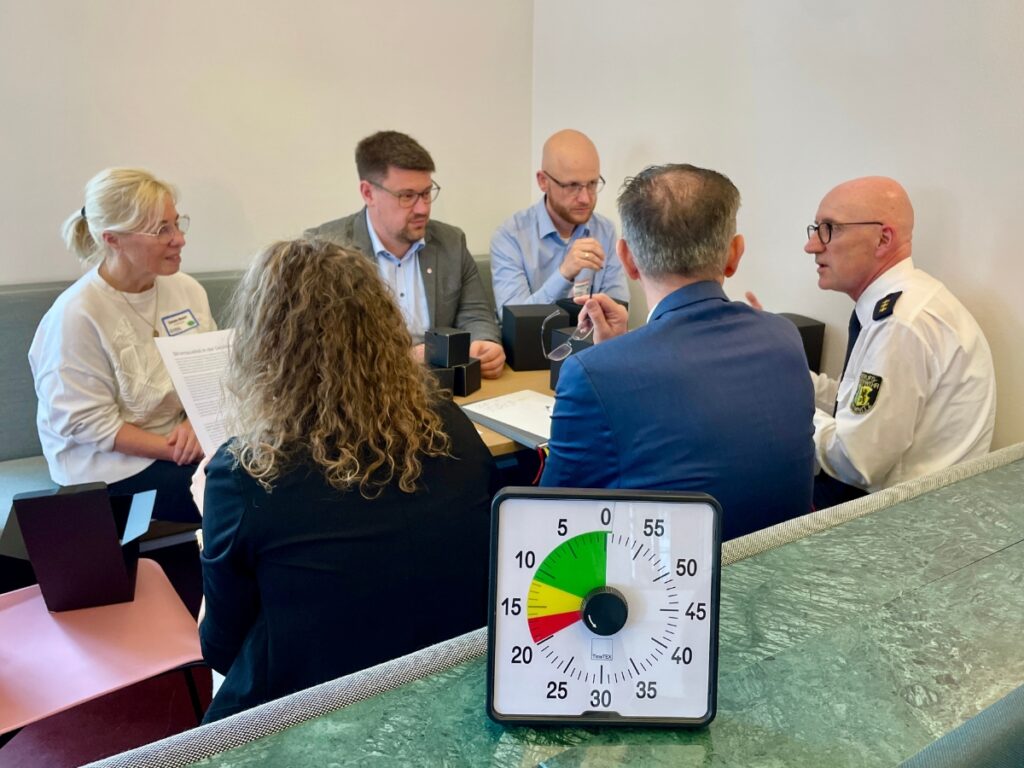 trial kickoff 02: Team beim Diskutieren zur Lösungsfindung