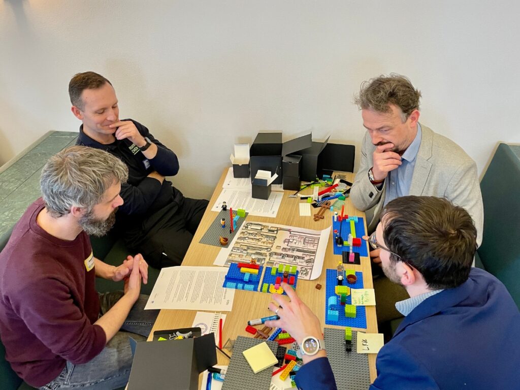 trial kickoff 03: Team bei der Aufgabenlösung mit Lego Serious Play